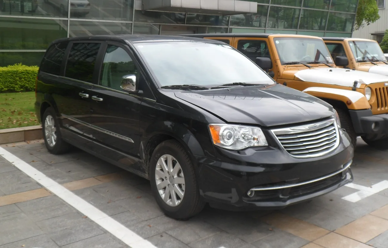 Grand Voyager (lifting, rebranding na Lancia Voyager w Europie kontynentalnej)