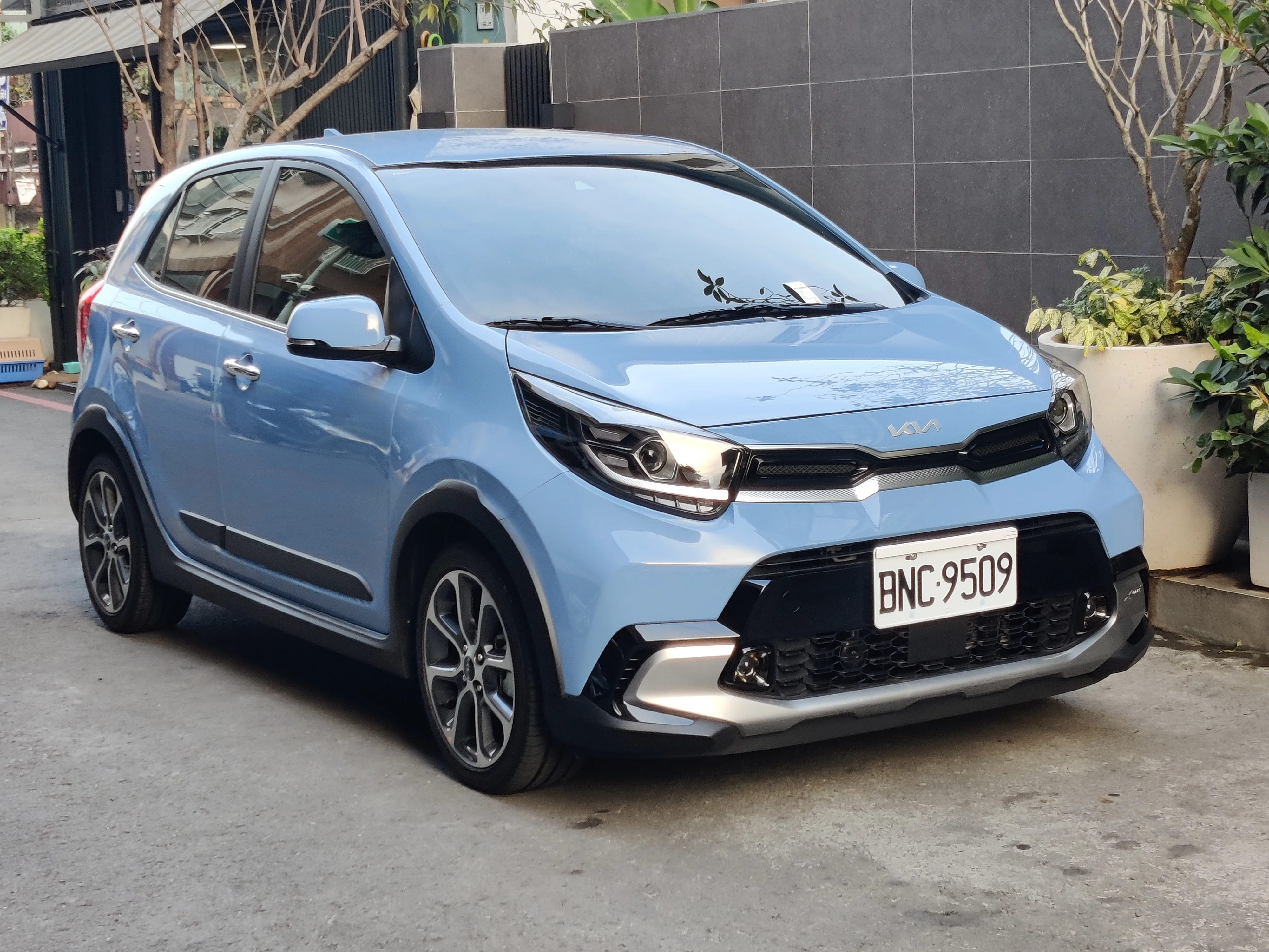 Facelift 2023 (X-Line crossover styling)
